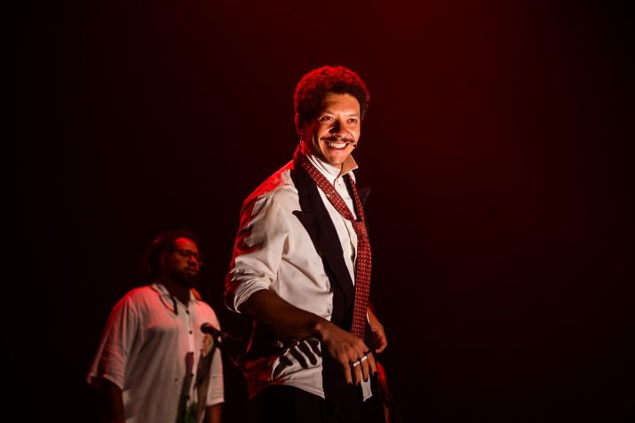 Sérgio interpreta Exu no musical "Na Palma da Mão" • Divulgação/@off.photo