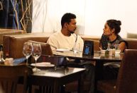 Sophie Charlotte e Xamã curtem jantar romântico em shopping no Rio; veja fotos