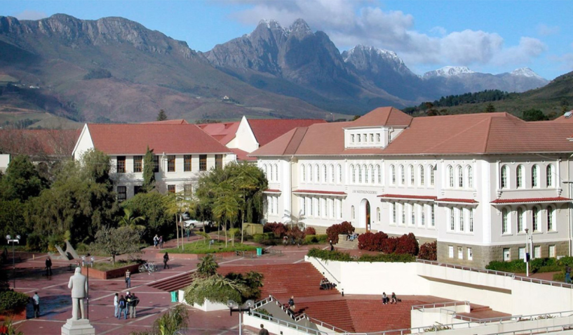 Fachada da Stellenbosch University (SU) com parte do pátio do campus • Divulgação