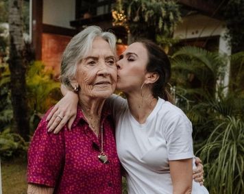 Tata Werneck e avó