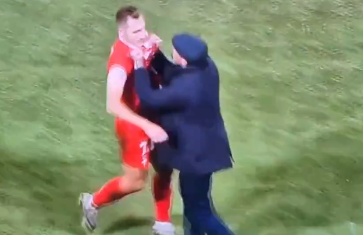 Técnico do Triestina agride jogador
