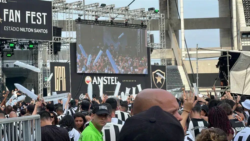 Telão no estádio Nilton Santos para torcedores acompanharem a final da Libertadores