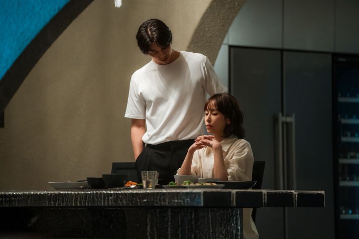 Gong Yoo como Han Jeong-won e Seo Hyun-jin como Noh In-ji em "The Trunk" • Divulgação/Netflix