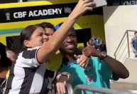 Adolescente chora e se emociona ao conhecer Vini Jr.; veja vídeo