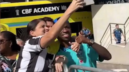 Torcedor Bruno e sua mãe encontram Vini Jr na chegada da Seleção à Bahia