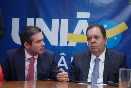 Os deputados Hugo Motta (à esquerda) e Elmar Nascimento