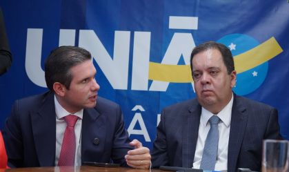 Os deputados Hugo Motta (à esquerda) e Elmar Nascimento