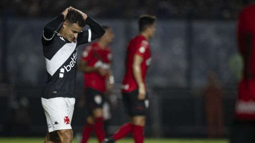 Coutinho lamenta durante derrota do Vasco para Atlético-GO, pelo Brasileirão