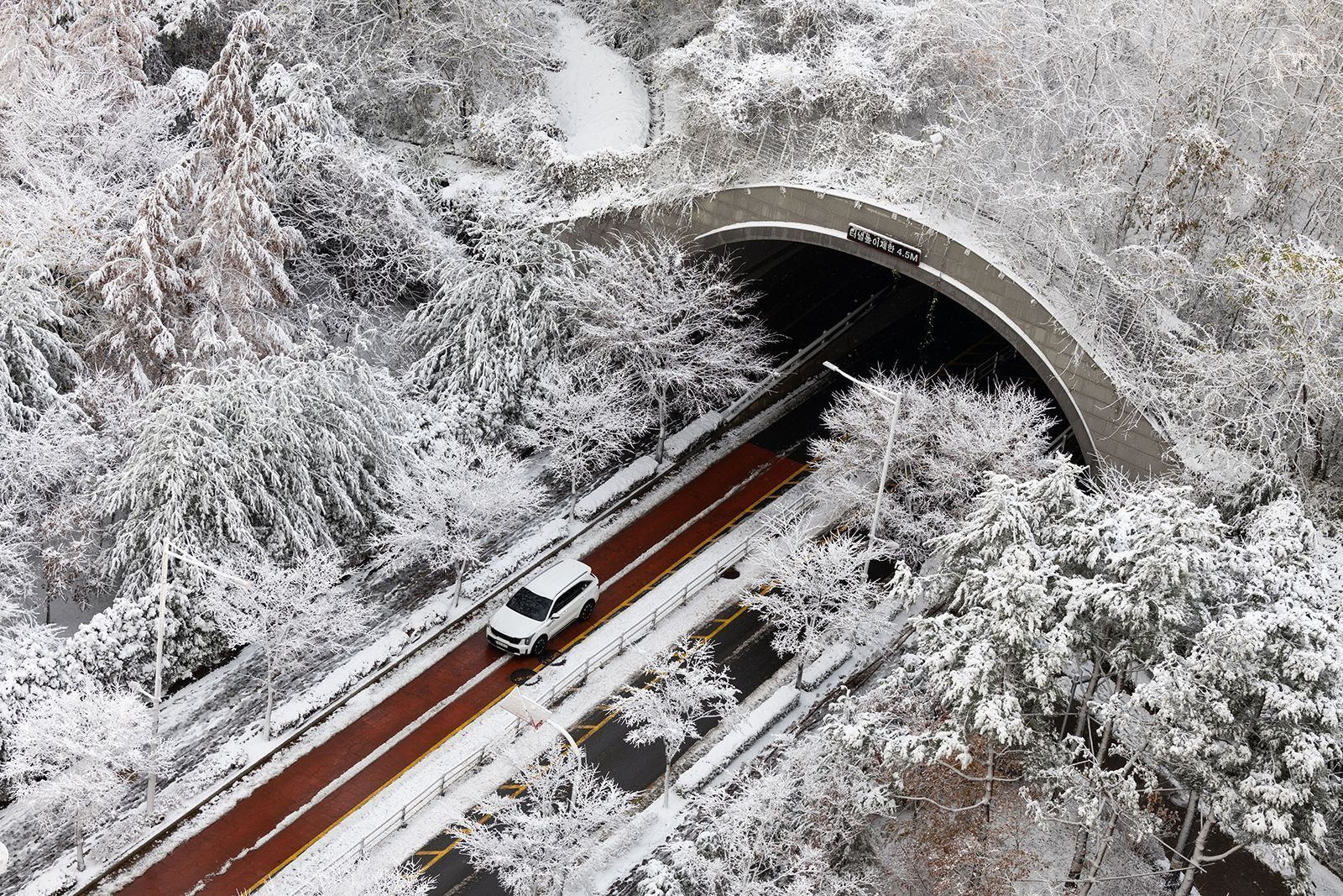 Veículo sai de túnel em Gimpo, na Coreia do Sul • SeongJoon Cho/Bloomberg/Getty Images via CNN Newsource