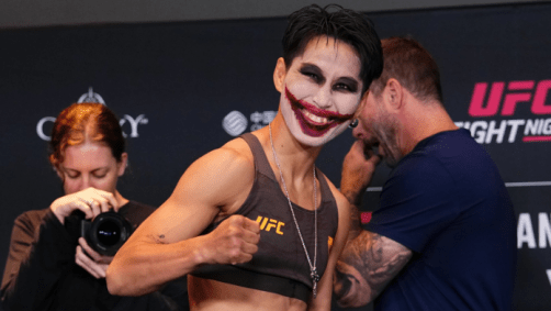 Wang Cong na pesagem do UFC Macau com o rosto pintado de Coringa