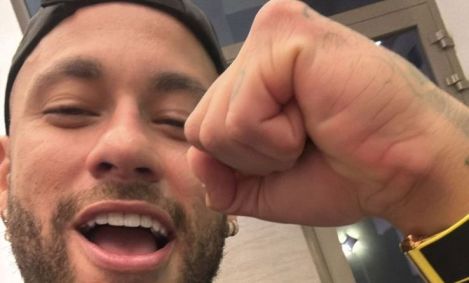 Neymar comemora vitória santista neste sábado (2)