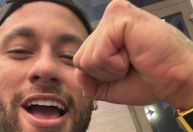 Neymar celebra vitória do Santos que pode garantir retorno do clube à Série A