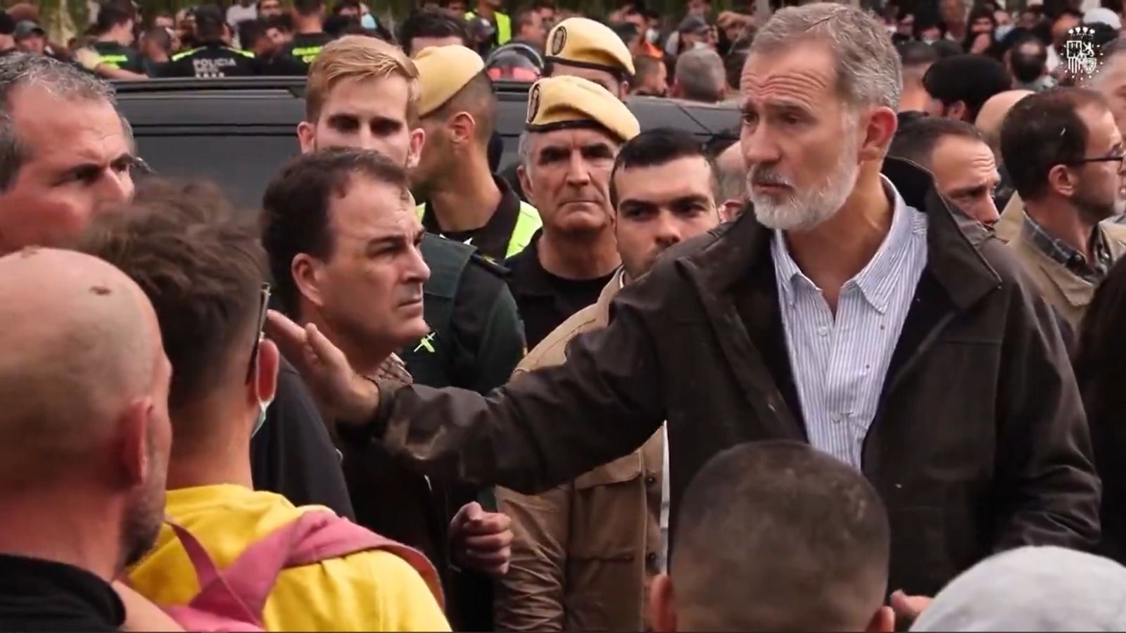 O rei da Espanha, Filipe IV, tenta se aproximar de cidadão, que vira as costas para o monarca