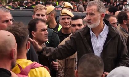 O rei da Espanha, Filipe IV, tenta se aproximar de cidadão, que vira as costas para o monarca