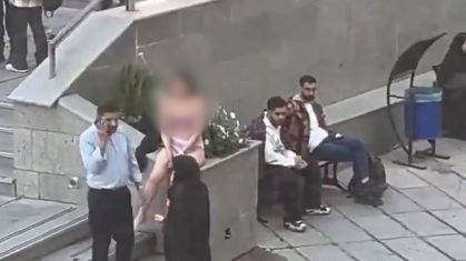 Recorte do vídeo que circula nas redes sociais da mulher iraniana protestando sem roupa em universidade