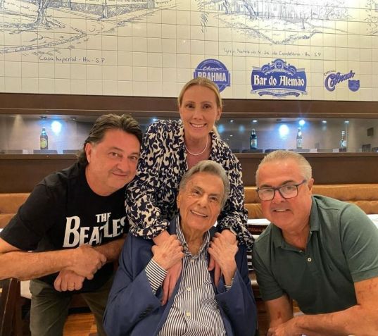 Maestro Misiuk (esquerda) com Agnaldo Rayol (ao centro, embaixo). • Reprodução/Redes sociais