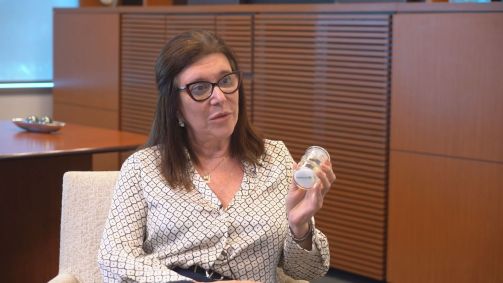 Magda Chambriard apresenta ao CNN Brasil Money uma amostra do diesel coprocessado com 5% de óleo vegetal
