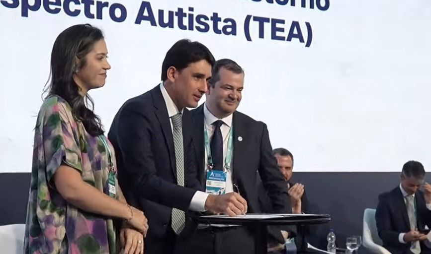 A deputada Iza Arruda (MDB), o ministro Silvio Costa Filho e o secretário Fábio Rogério Carvalho