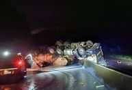 Dois policiais ficam feridos após acidente com carro, carreta e caminhão, no PR