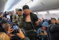 Homem é contido por passageiros ao tentar abrir porta de avião durante pouso