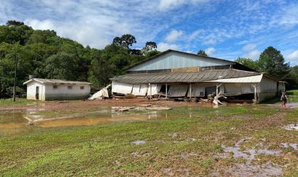 Bombeiros buscam criança desaparecida após ter casa arrastada por enxurrada no PR
