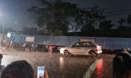 Estrutura de supermercado desaba após forte chuva no interior de SP
