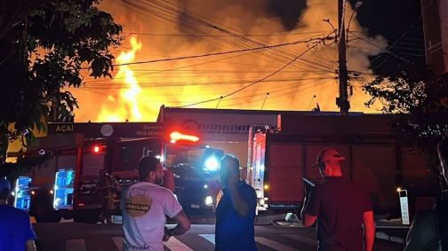 Incêndio atingiu um galpão no interior de MG