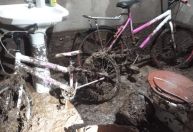 Casa é invadida por água e lama e corre risco de desabamento em Minas Gerais