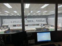 Simulador da sala de controle de complexo nuclear de Angra