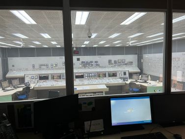 Simulador da sala de controle de complexo nuclear de Angra