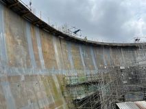 Dentro do vaso de contenção, onde acontece a fissão nuclear