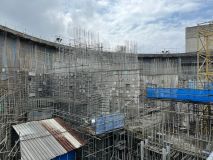 Dentro do vaso de contenção, onde acontece a fissão nuclear