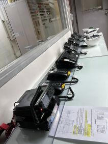 Na sala de controle, para manter a comunicação, há telefones de todos os tipos, incluindo por satélites