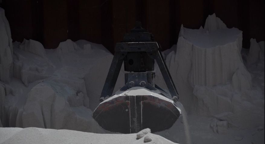 Fertilizante sendo retirado do navio que veio da Holanda • Diego Feletti