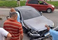 Perseguição a carro de luxo roubado termina com acidente e 3 presos no RJ