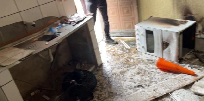 Cozinha de casa alugada por homem-bomba ficou completamente destruída • João Rosa/CNN
