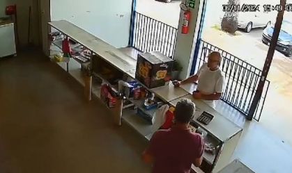 "Sem nervosismo": saiba os detalhes da compra de fogos artifício pelo homem-bomba