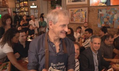 Primeiro-ministro da Noruega vira 'garçom' e serve bolinhos de bacalhau no Rio