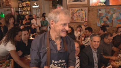 Jonas Gahr Støre, primeiro-ministro da Noruega, faz "bico" de garçom no Rio de Janeiro