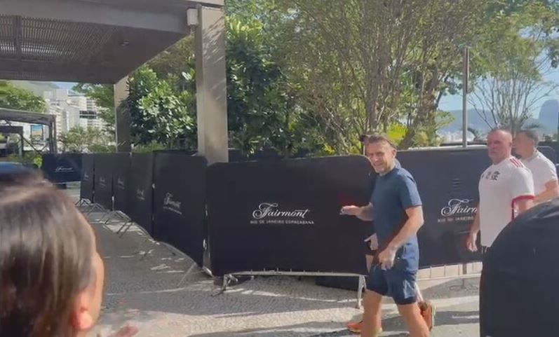 Chegada de Macron a hotel após corrida em Ipanema