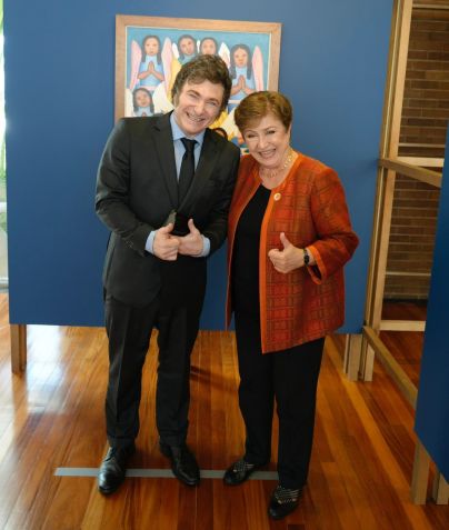 O presidente da Argentina, Javier Milei, e a diretora-gerente do Fundo Monetário Internacional, Kristalina Georgieva, durante encontro no G20 • Casa Rosada