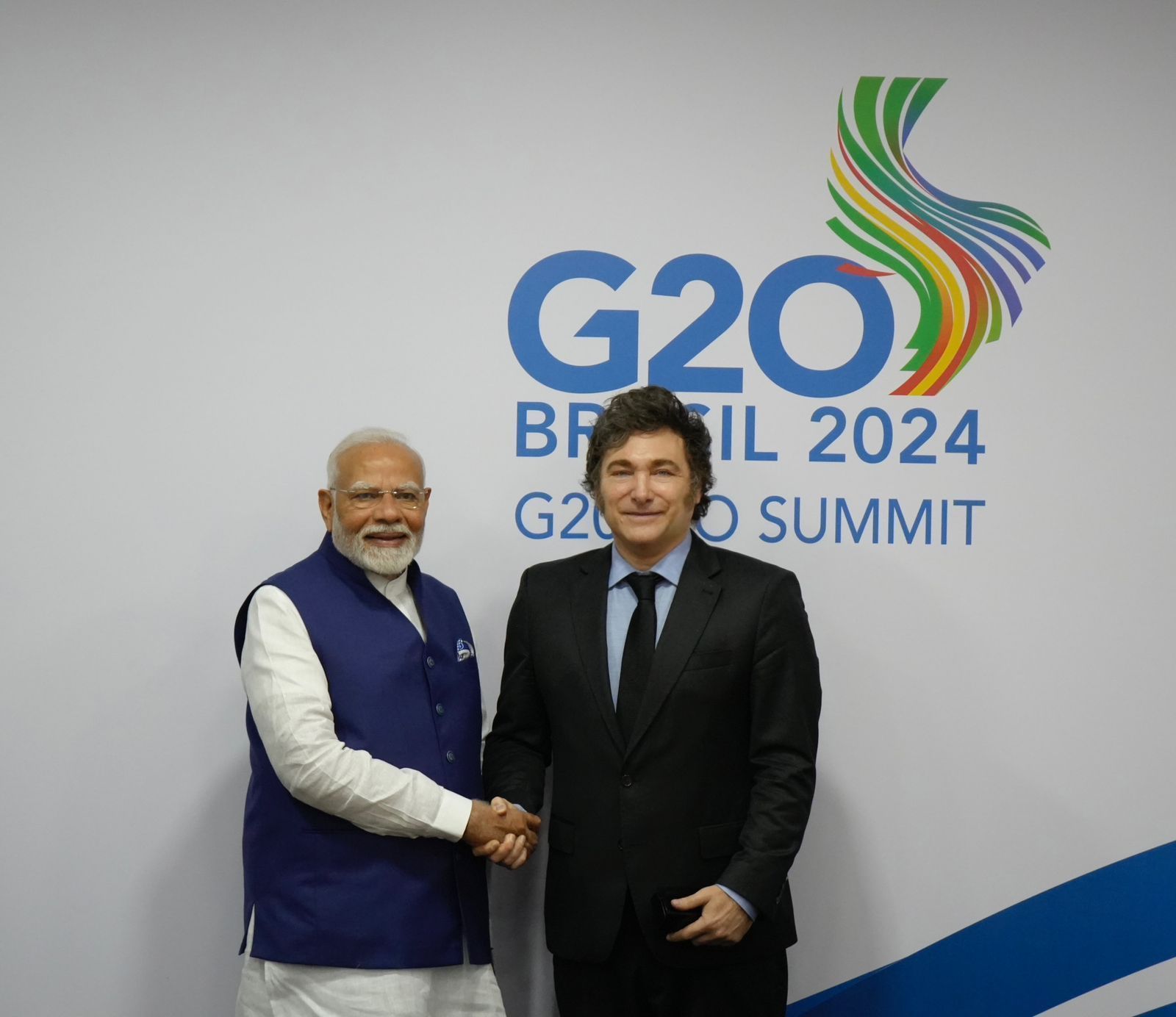 O presidente argentino, Javier Milei, e o primeiro-ministro da Índia, Narendra Modi, durante encontro no G20 • Casa Rosada