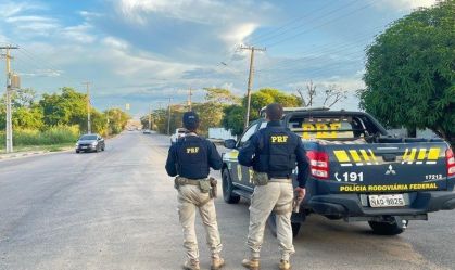 No carro havia o condutor, brasileiro e oito cidadãos cubanos que não tinham registrado de entrada no Brasil