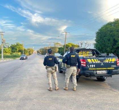No carro havia o condutor, brasileiro e oito cidadãos cubanos que não tinham registrado de entrada no Brasil