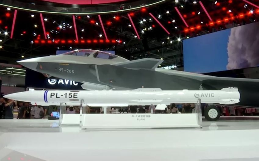 Míssil ar-ar PL-15E • REUTERS