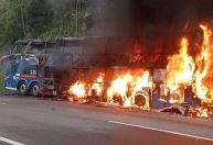 Homem é preso após incendiar ônibus com 40 pessoas em rodovia no interior de SP