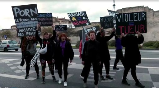 Mulheres protestam em frente a um tribunal francês durante um julgamento de um caso de estupro em massa