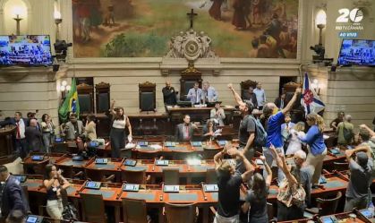 Plenário da Câmara do Rio é invadido por manifestantes durante sessão que discutia alteração em benefícios de professores