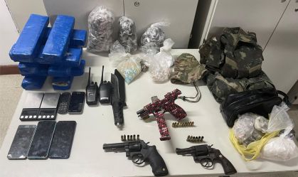 Armas e outros itens apreendidos pela polícia após tiroteio