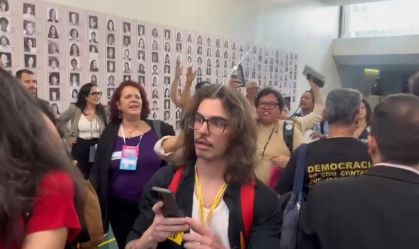 Manifestantes contra PEC da Vida interromperam sessão da CCJ